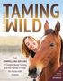 „TAMING WILD“ oben, „THE COMPELLING ORIGINS“ unten. Eine Frau lacht umarmend mit einem Pferd.