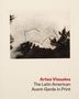 Texte: "Artes Visuales", "The Latin American Avant-Garde in Print". 

Schwarz-weißes Foto einer Hand mit Drahtform vor Bäumen., Buch