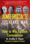 „America's 100 Years' War: How to Win Against Communism“ von Dr. Bradley A. Thayer. Gesichter und eine Fahne im Hintergrund., Buch