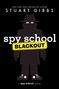 "Spy School Blackout" von Stuart Gibbs. Silhouette eines Spions mit Hut, Mantel und Turnschuhen.