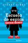 "Escuela de espías: Servicio Secreto" vor blauen Sternen. Silhouette einer Person mit Hut, Mantel und roten Schuhen.