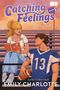 „Catching Feelings: A Varsity Novel“ von Emily Charlotte. Illustration: Junge im Trikot und Mädchen mit Buch auf Tribüne.