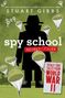 "Spy School Secret Files" in Weiß auf Schwarz. Viele Fallschirmspringer. "World War II" groß in Rot. Silhouette eines Spions.