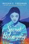 „The Secret to Belonging“ steht auf einem mystischen Bild einer Frau mit geschlossenen Augen, umgeben von Naturfarben.