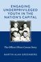 Text: "ENGAGING UNDERPRIVILEGED YOUTH IN THE NATION’S CAPITAL" und "The Officer Oliver Cowan Story". Schwarz-Weiß-Foto von Kindern mit einem Polizisten., Buch