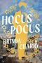 Text: „Hocus Pocus“, „Brinda Charry“, „a novel“. Illustration mit gelb gekleideter Figur vor historischer Stadtansicht., Buch