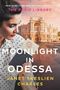 Titel: "Moonlight in Odessa". Autorin: Janet Skeslien Charles. Eine Frau mit dunklen Haaren hält ein Buch vor einem großen Gebäude., Buch