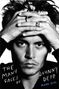 „The Many Faces of Johnny Depp“ von Mark Seal. Schwarz-Weiß-Porträt eines nachdenklichen Mannes mit Händen am Kopf., Buch