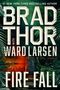 Große Texte: "Brad Thor", "Ward Larsen", "Fire Fall". Dschungelszene mit Pflanzen, Tür und rotem Licht im Hintergrund., Buch