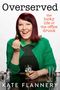 "Überschüttet: Das glückliche Leben des Bürotrinkers. KATE FLANNERY." Frau lächelt, hält Oliven, Gläser vor ihr., Buch