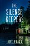 "The Silence Keepers - A Novel" von Amy Pease. Eine Hütte am Waldrand, nachts beleuchtet., Buch