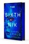 "The Sixth Nik" von Daniel Kraus, ein Gesicht in Blau mit Fokus auf glühendes Auge, leuchtende Schriften, surreal., Buch