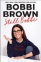 "New York Times Bestselling Author" oben, "BOBBI BROWN Still Bobbi" groß geschrieben. Frau sitzt lächelnd in legerer Kleidung.