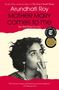 "Arundhati Roy, Mother Mary Comes to Me. Schwarz-Weiß-Foto einer nachdenklichen Frau mit Zigarette, roter Hintergrund.", Buch