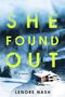 "SHE FOUND OUT" und "LENORE NASH". Schnee, Wald, neblige Berge und eine Hütte., Buch