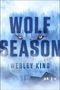 "WOLF SEASON, Wesley King, A Novel" in großen Buchstaben. Ein Wolfsgesicht in einem nebligen Wald mit einem Haus., Buch