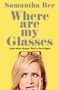 "Samantha Bee: Where are my Glasses (and other things I find in the fridge)". Gelber Hintergrund, Frau mit Brille auf dem Kopf.