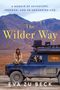 „A Memoir of Adventure, Freedom, and an Uncharted Life“, „The Wilder Way“, „Eva zu Beck“. Frau auf Auto vor Bergen.