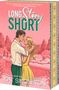 Text: "Long Story Short", "Kat Singleton". Illustration eines Paares in inniger Umarmung vor einer Gartenkulisse., Buch
