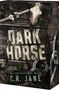 "Some traps are worth staying caught in. DARK HORSE. C.R. JANE. Ein hölzerner Hintergrund, Schädel, Seil und Hufeisen."