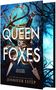Text: "QUEEN OF FOXES", "Steal the sword. Crown the queen. Free the kingdom.", "Jennifer Estep". Schwert und Krone vor blauem Hintergrund.
