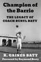 "Champion of the Barrio: The Legacy of Coach Buryl Baty" von R. Gaines Baty, Vorwort von Raymond Berry. Footballspieler wirft Ball.