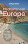 „Mediterranean Europe“, „France’s wineries explained“, „Best museums & beaches“, „Five country guides“. Ein sonniger Strand mit Menschen im Wasser., Buch
