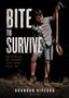 Texte: "BITE TO SURVIVE", "HOW TO NOT DIE ON A CONTINENT THAT'S TRYING TO KILL YOU", "BRANDON GIFFORD 'GIFFO'". Eine Person hält eine Schlange., Buch
