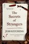 „The Secrets of Strangers“ von Jess Kitching. Notizen, blutige Spritzer, ein Füller und eine Tasse Kaffee auf Holztisch., Buch