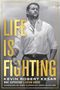 „LIFE IS FIGHTING“ steht in Großbuchstaben. Ein Mann in einem weißen Hemd, tätowiert, schaut ernst., Buch