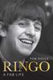 Text: "TOM DOYLE, RINGO, A FAB LIFE". Ein Schwarzweiß-Porträt eines lächelnden Mannes., Buch