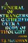 Titel: A FUNERAL OF STRANGERS GATHERED OVER A BODY OF THOUGHT. Autor: T.J. McGowan. Hintergrund mit bunten Buchstaben., Buch