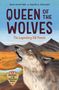 Titel: "QUEEN OF THE WOLVES". Illustration eines heulenden Wolfes vor einer farbigen Landschaft mit Bergen.