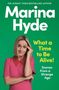 Texte: "Marina Hyde", "What a Time to Be Alive!", "Scenes From a Strange Age". Frau in rosa Kleid vor grünem Hintergrund., Buch