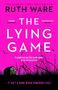 "THE LYING GAME" von Ruth Ware, mit lobenden Rezensionen. Pinker Hintergrund mit schwarzem Gras, einer Hütte und fliegenden Vögeln., Buch