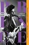 Großer Text "PRINCE", "JOHN McKIE", "A SIGN 'O' THE TIMES". Eine Person in Lederjacke spielt E-Gitarre und singt., Buch