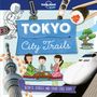 "Tokyo City Trails" in Blau. Drei lächelnde Kinder trinken Tee. Shinkansen, Sushi, Bonsai, Skytree und Roboter ergänzen die Szene.