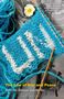 "The Law of War and Peace" steht auf einer blauen gestrickten Textur mit strickenden Nadeln und einer weißen Blüte.