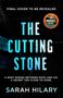 Oben steht "FINAL COVER TO BE REVEALED". Titel: "THE CUTTING STONE". Autor: "SARAH HILARY". Dunkler Hintergrund.