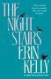 „Every school has its scandals. This one could be fatal.“ Große Schrift: „THE NIGHT STAIRS ERIN KELLY“. Zwei Raben.