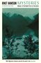 „Knut Hamsun Mysteries“; ein Mann in einem Boot auf einem See, umgeben von Bergen und Bäumen, mystische Atmosphäre.