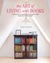 Text im Bild: "the ART of LIVING with BOOKS. THOUGHTFUL WAYS TO STYLE AND STORE BOOKS IN YOUR HOME. DAMIAN THOMPSON." Holzregal in Dachgeschoss mit bunten Büchern., Buch