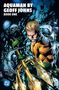 "AQUAMAN BY GEOFF JOHNS BOOK ONE". Aquaman kämpft unter Wasser mit Dreizack gegen bedrohliche Kreaturen.