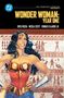 „Wonder Woman: Year One“ steht in großen gelben Buchstaben. Illustration von Wonder Woman in goldener Rüstung.