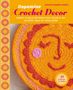 "Dopamine Crochet Decor" ist vorne in großen Buchstaben zu sehen. Darunter ein gehäkeltes fröhliches Gesicht in Orange und Pink.