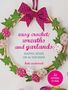 Aufschrift: "easy crochet: wreaths and garlands". Ein Häkelkranz mit grünen Blättern und bunten Kugeln, verziert mit Schleife.