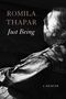 Text: "ROMILA THAPAR Just Being A Memoir"  
Ältere Frau, im Profil sitzend, schwarz-weiß Darstellung., Buch