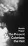 Text: "Romila Thapar, The Present Colonizes the Past". Schwarz-weiß Bild mit dramatischem Wolkenhimmel., Buch