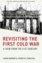 Titel: Revisiting the First Cold War. Schild: "Achtung! Sie verlassen jetzt West-Berlin." Foto vom Brandenburger Tor., Buch