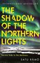 „The Shadow of the Northern Lights“ in gelber Schrift, Polarlichter am Himmel, verschneite Landschaft unten., Buch